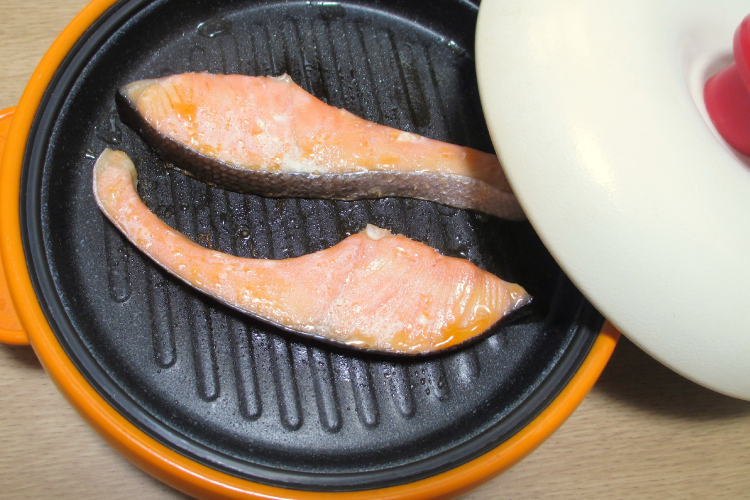 電子レンジで干物を焼く様子